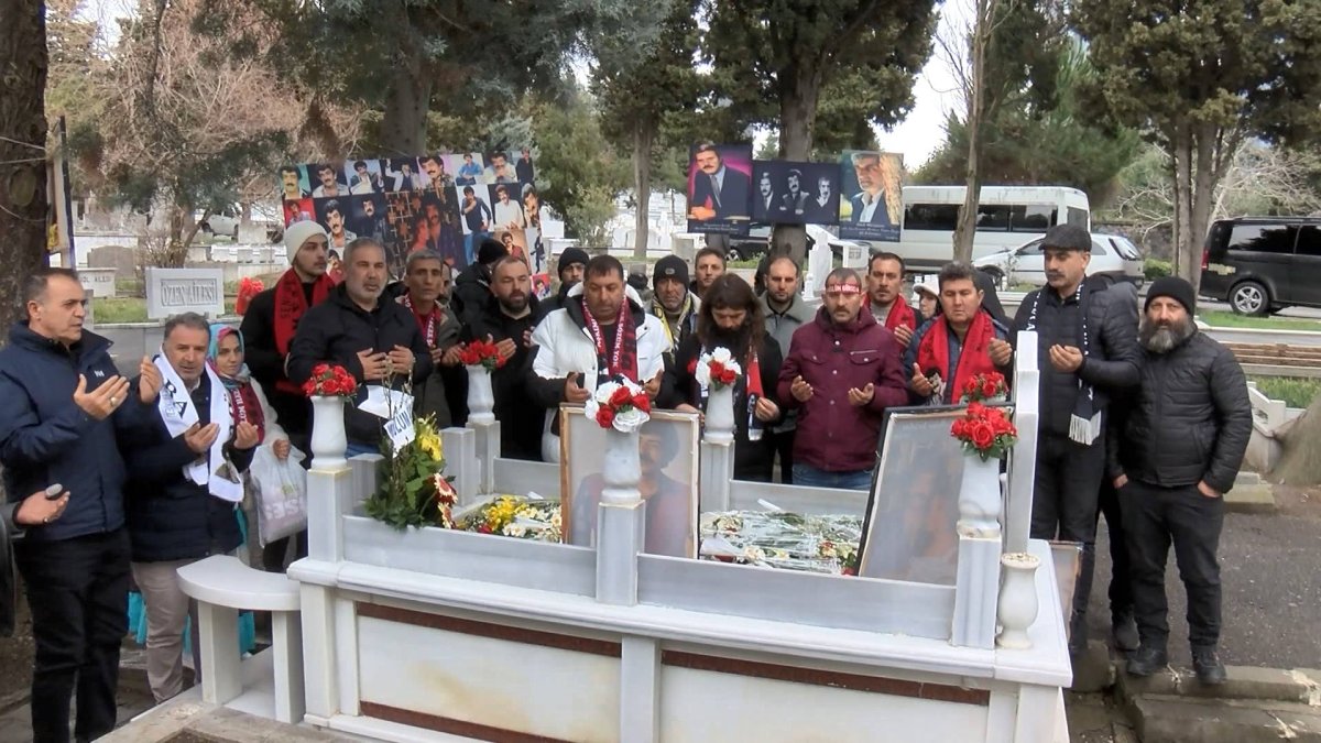 Müslüm Gürses ölümünün 12'nci yıldönümünde kabri başında anıldı