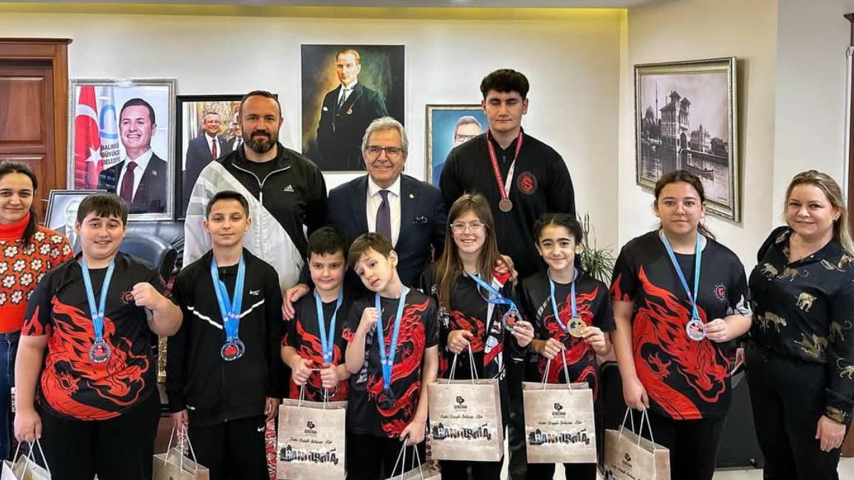 Wushu’da büyük başarı elde eden Bandırmalı Genç Sporcular Başkan Mirza’yı ziyaret etti