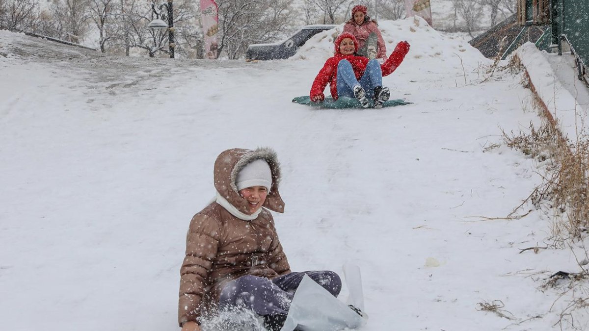 Yurt genelinde soğuk hava ve kar etkisi sürüyor: İşte 4 Mart'ta okulların tatil edildiği iller