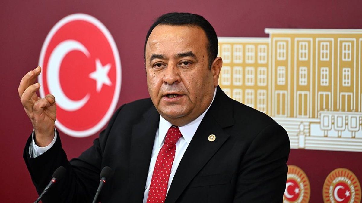 İYİ Parti’den istifa eden Adnan Beker, CHP’ye Katıldı