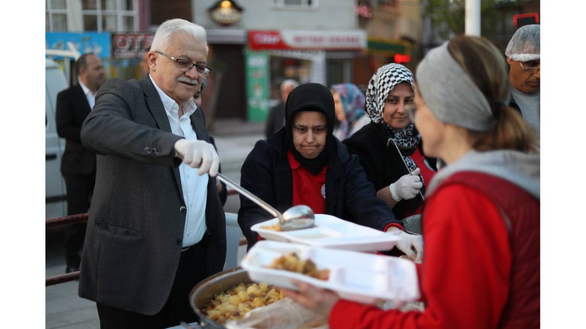 Ramazan'ın bereketi Burhaniye'de paylaşılıyor