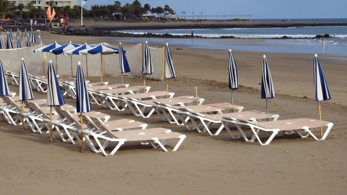 Plajlarda şezlong kiralama zorunluluğu kaldırıldı