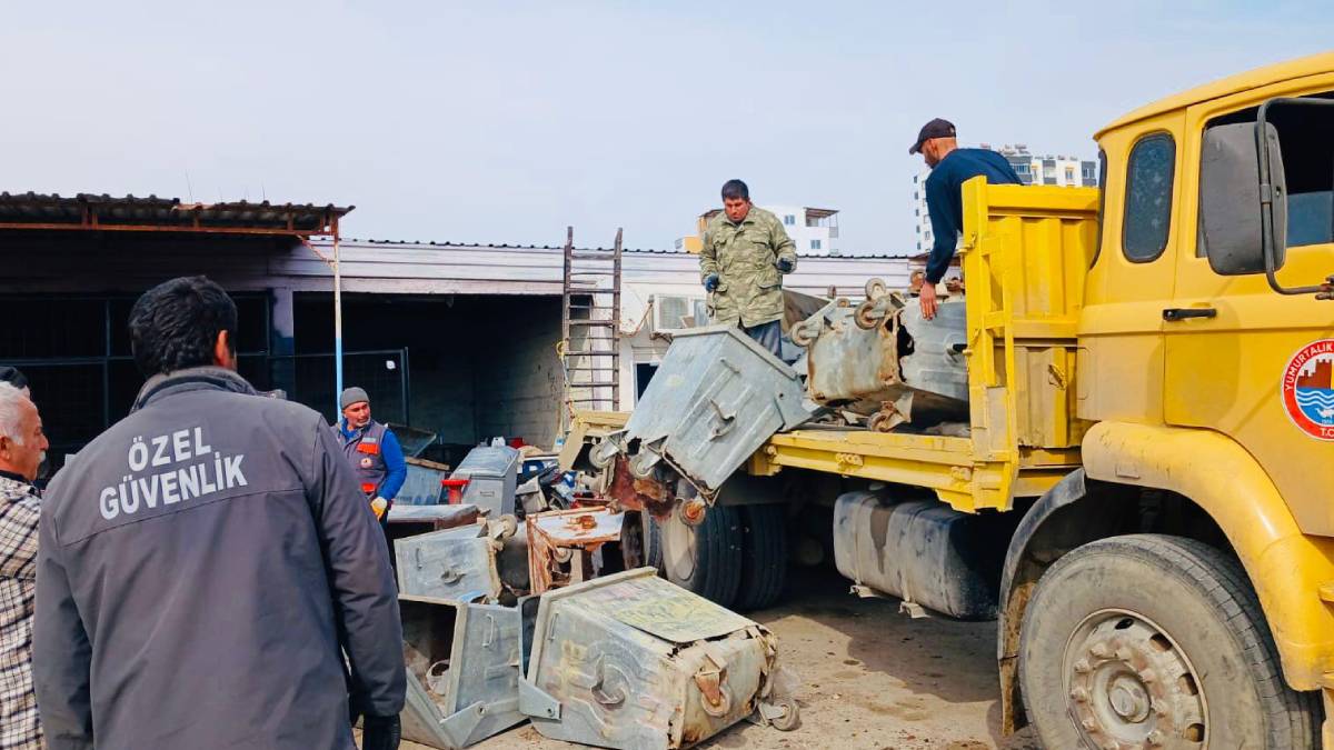 Eski çöp konteynerleri yenilendi, atıl malzemeler masa ve oyuncak oldu