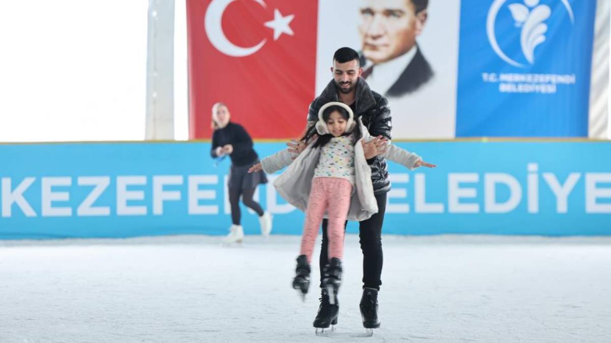 25 binin üzerinde kişi Merkezefendi’nin buz pateni pistindeydi