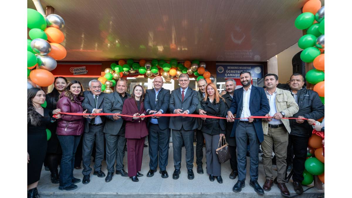 Başkan Tugay Menderes’te sosyal market açılışına ve iftara katıldı