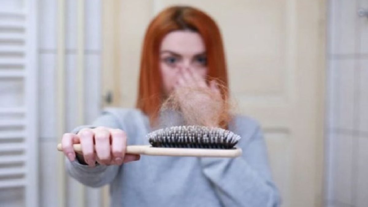 Kışın herkesin ortak derdi: ‘Saç dökülmesi’! Peki ne yapılmalı? İşte saç dökülmesini minimuma indirecek yöntemler