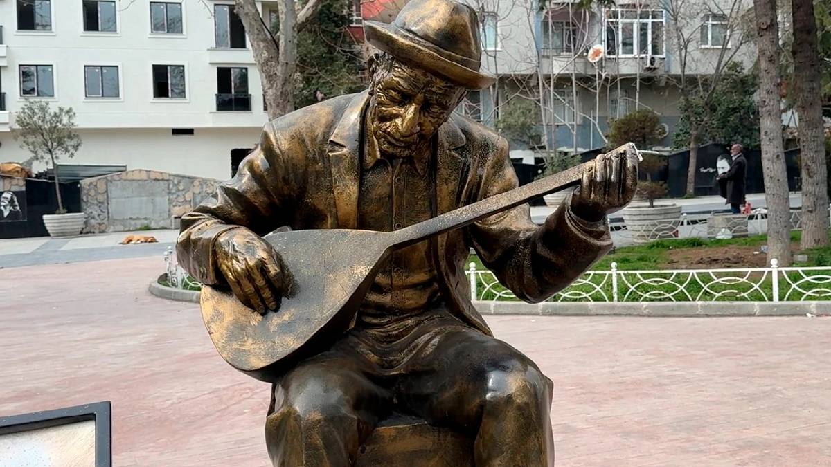 Aşık Veysel’in heykeline üçüncü saldırı: Sazı kırıldı