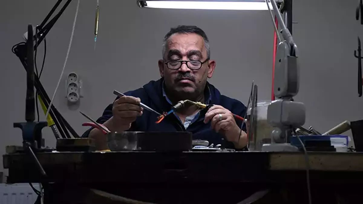 Çıraklıkla başladı, ustasının ata yadigarını yaşattı! 250 yıllık tezgahta zanaatı geleceğe taşıyor, mirasına sahip çıkıyor