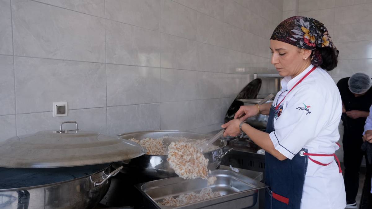 Bu şehirde iftar çadırı yok! Her gün 16 bin ekmek ve 750 kişiye sıcak yemek dağıtılıyor