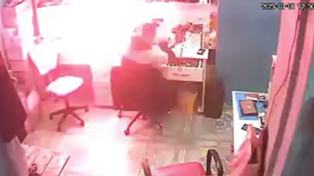 Bataryası şişen telefonunu telefoncuya getirdi! Batarya birden alev topuna döndü