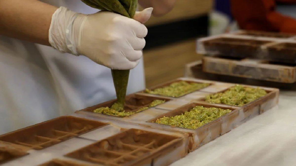 Adana’nın yeni favori lezzeti oldu! Tezgahta bulan şükrediyor, ilgi her geçen gün artıyor! Dünya’nın viral lezzetine yeni yorum