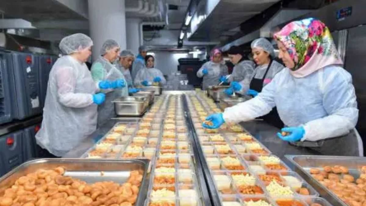 Aşevinde hazırlanıyor, binlerce sofraya ulaşıyor