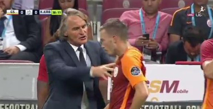 Sinirlerine hakim olamayan Riekerink futbolcusunu iterek tepki gösterdi!