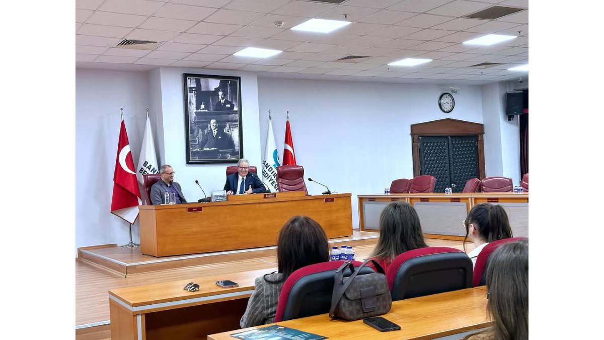 Gençlerle yerel yönetimler üzerine keyifli sohbet