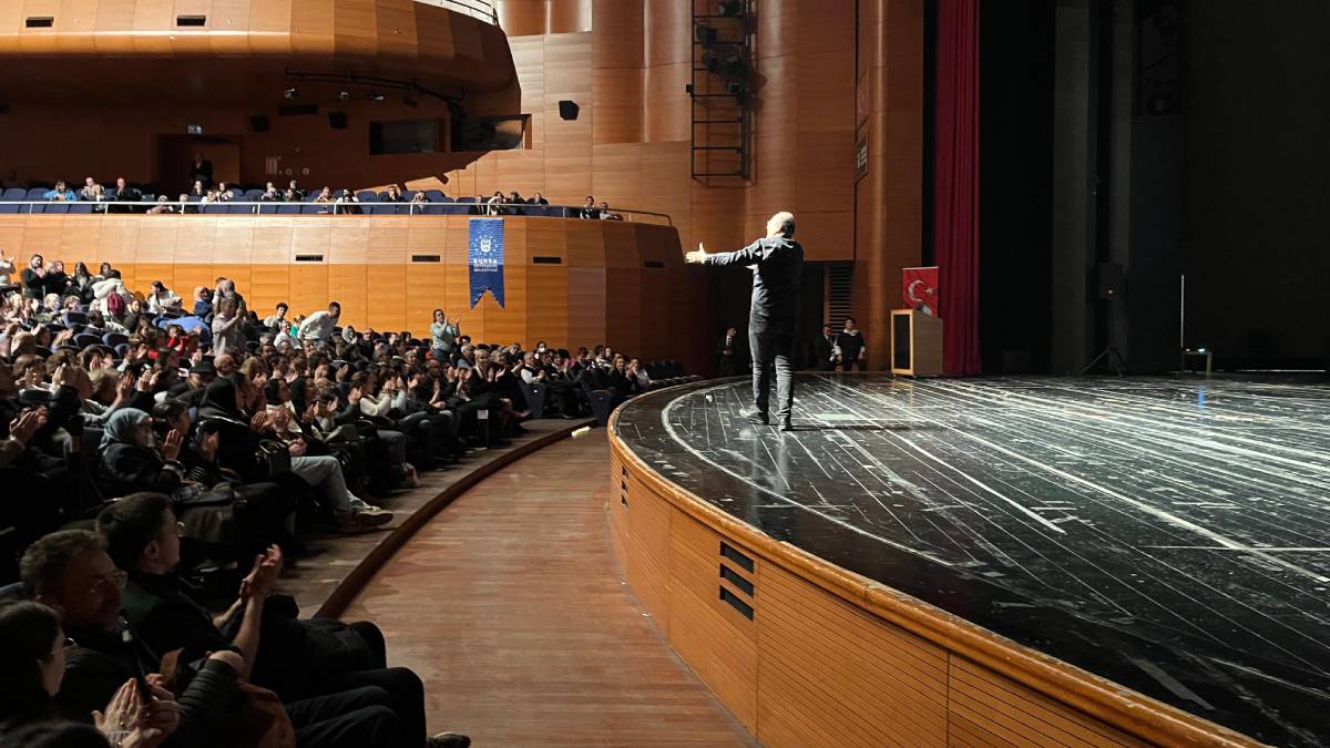 Sunay Akın ile ‘Mahya Işıkları’