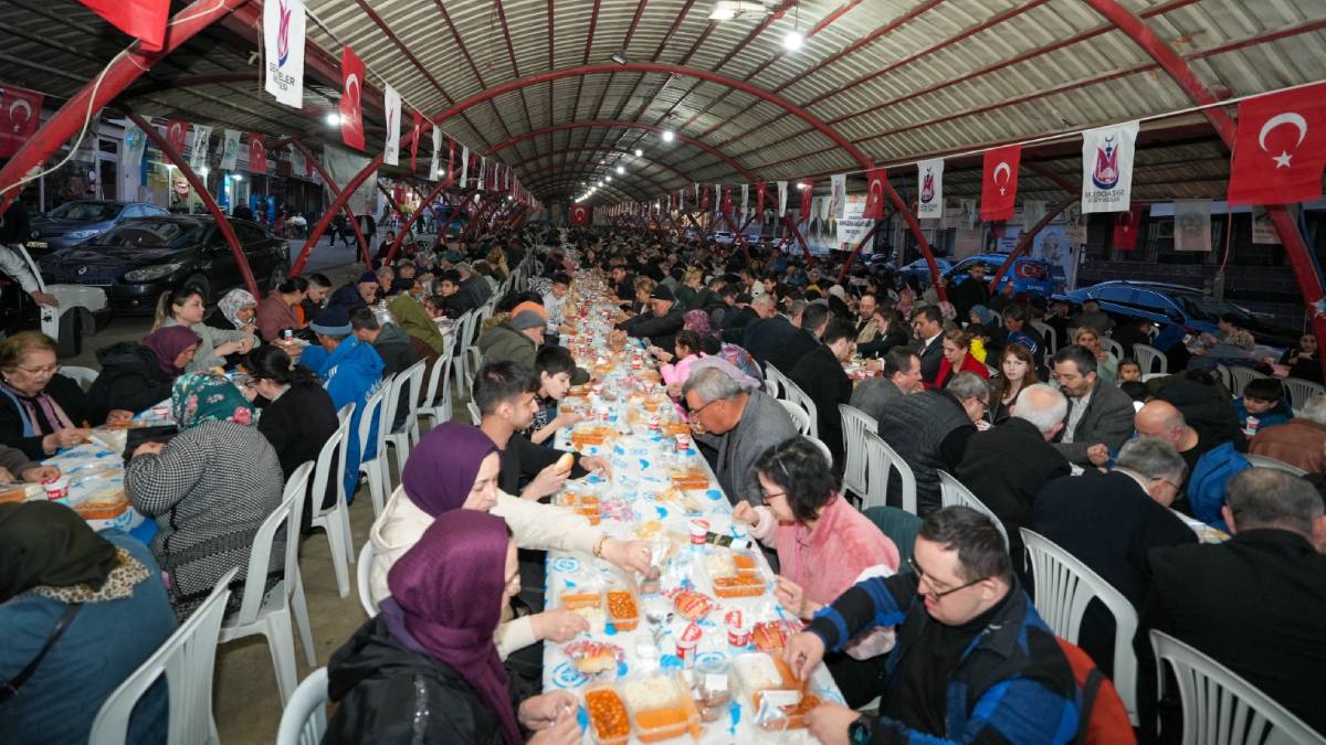 Büyükşehir’in iftar sofrası Alaybey’de kuruldu