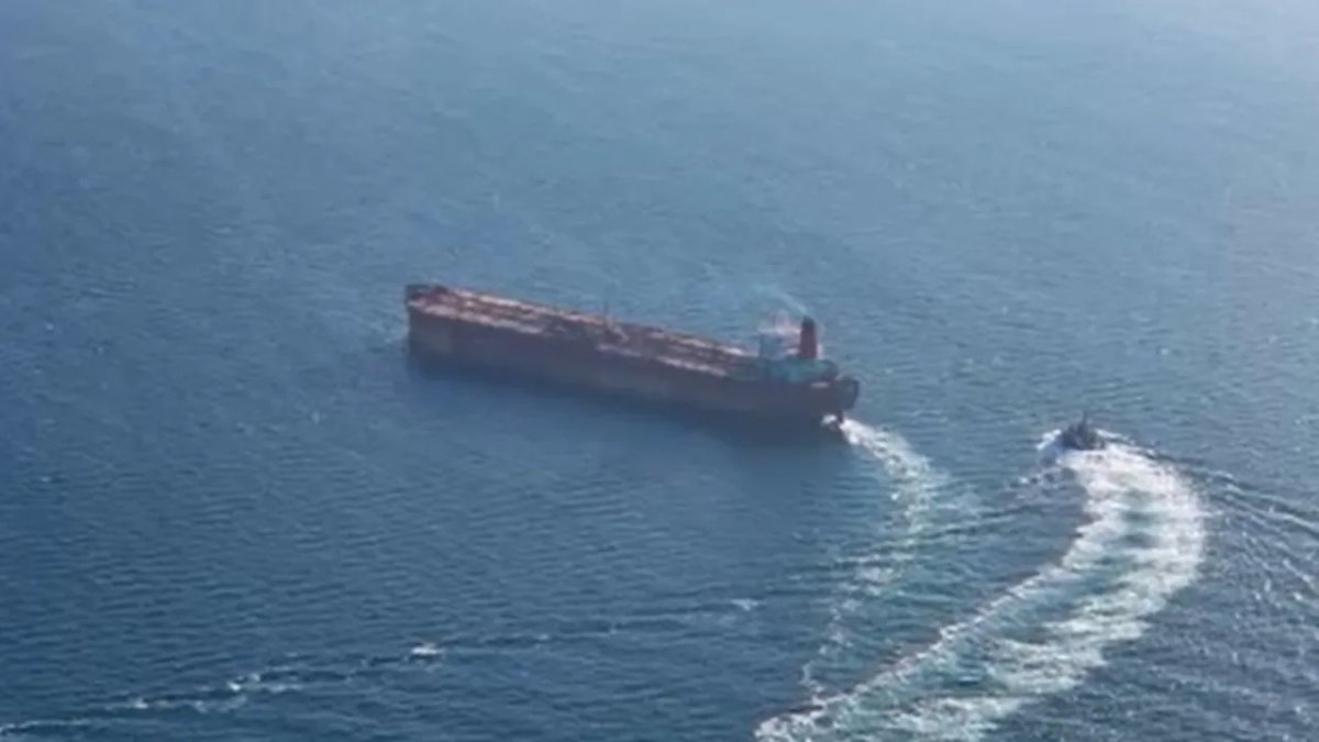 İstanbul Beylikdüzü açıklarında petrol tankerine konteyner gemisi çarptı: Denize kirli su sızdı