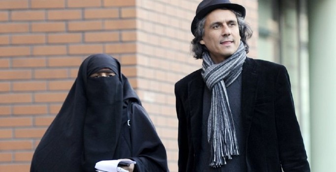 Cezayirli iş adamı tesettürlü mayo yasağına uymayanların cezasını ödüyor