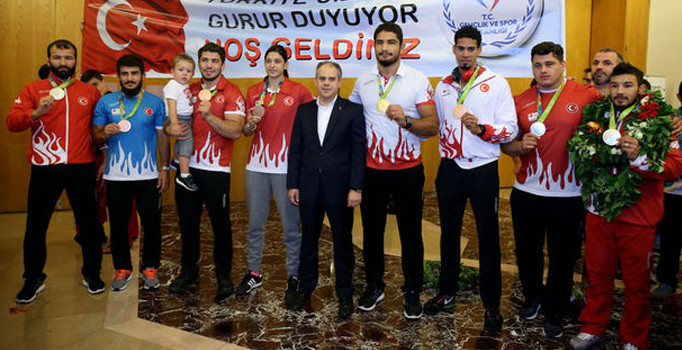 Spor Bakanı Akif Çağatay Kılıç ve Rio kafilesi yurda döndü