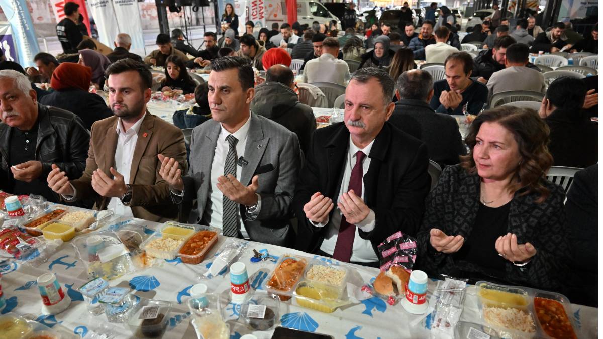 Büyükşehir’in iftar sofrası Horozköy Pazaryeri’nde kuruldu