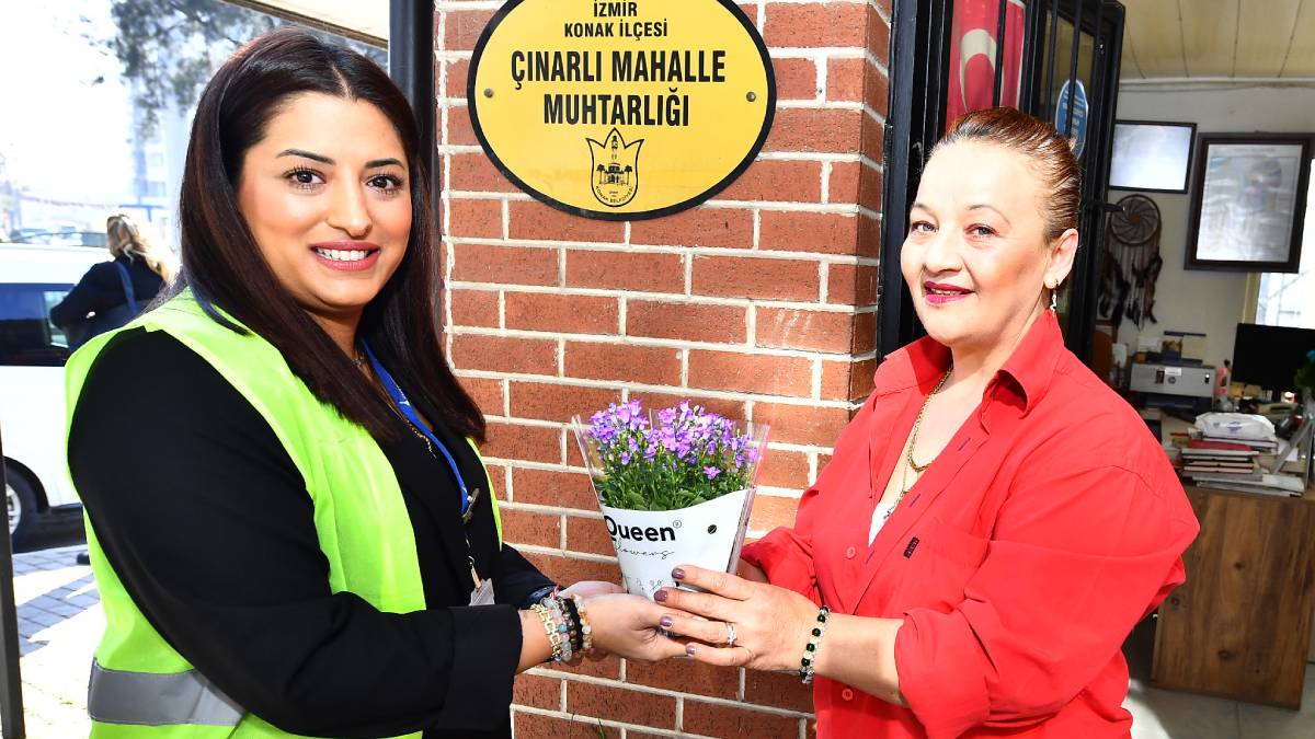 İzmir’in kadın muhtarlarına mor çiçekli sürpriz