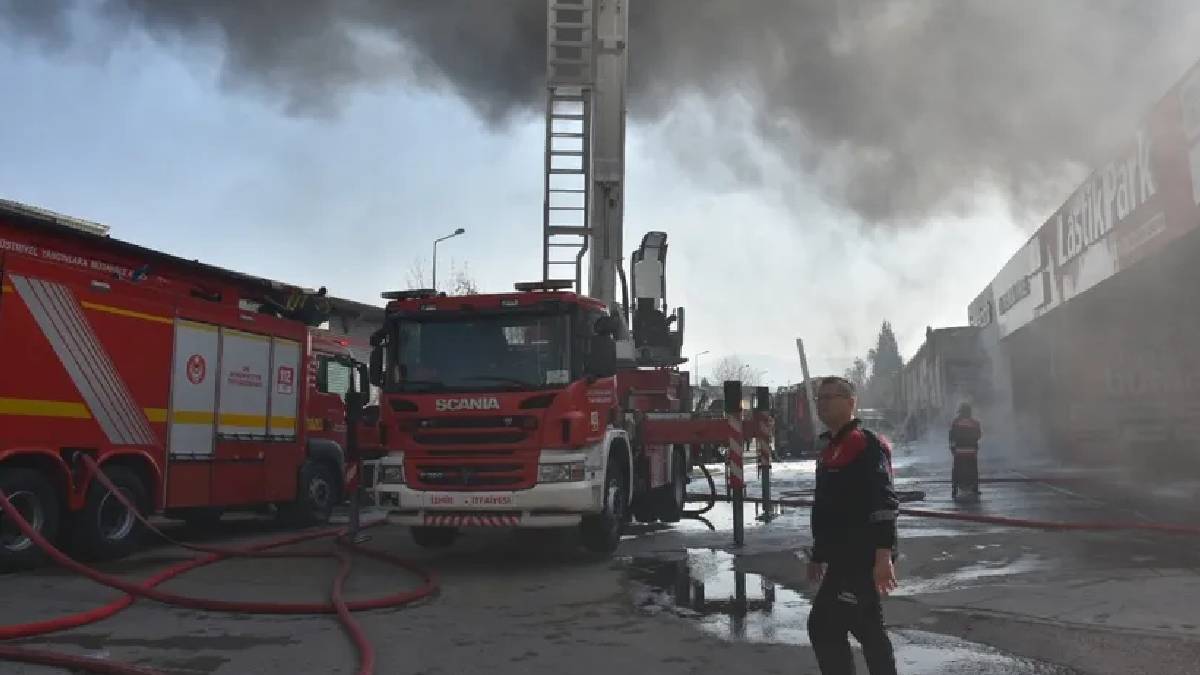 İzmir'de 4. Sanayi Sitesi'nde yangın: Alevler diğer iş yerlerine sıçradı