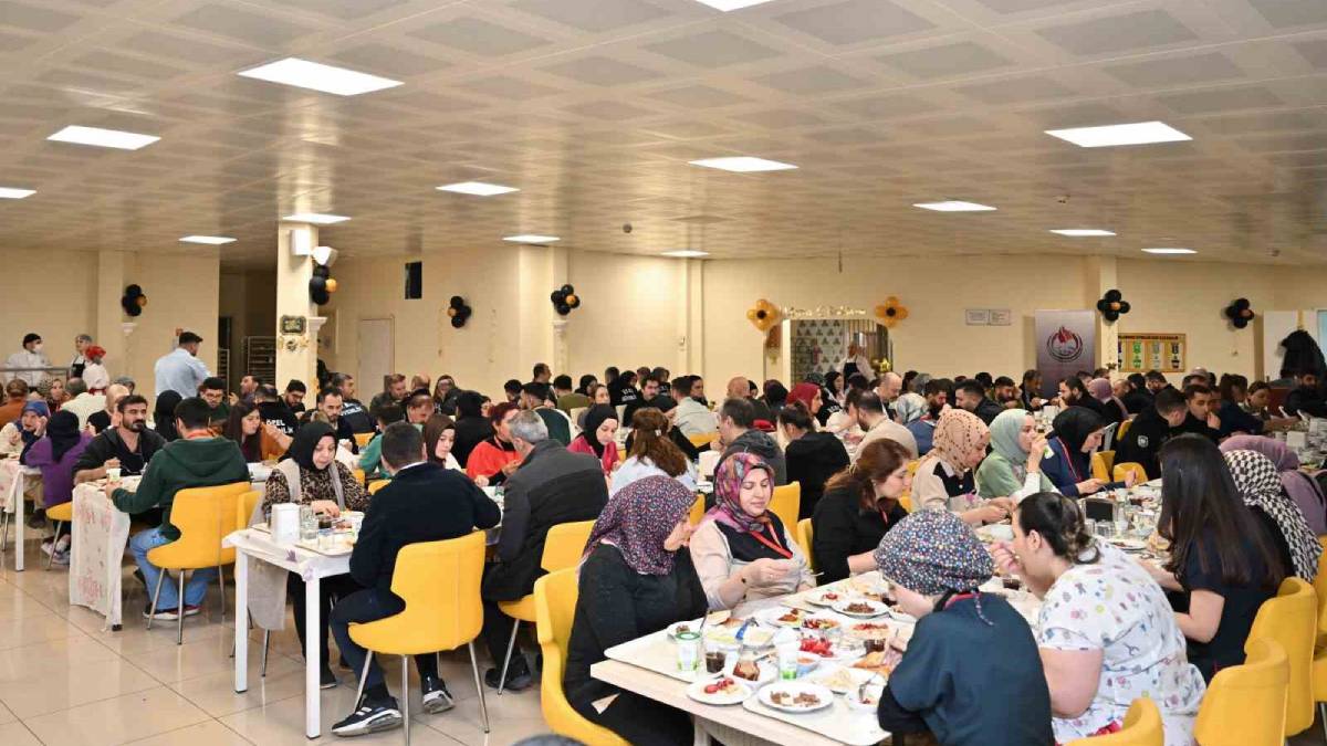 Başkan Vekili Aksoyİ sağlık çalışanlarıyla iftarda buluştu
