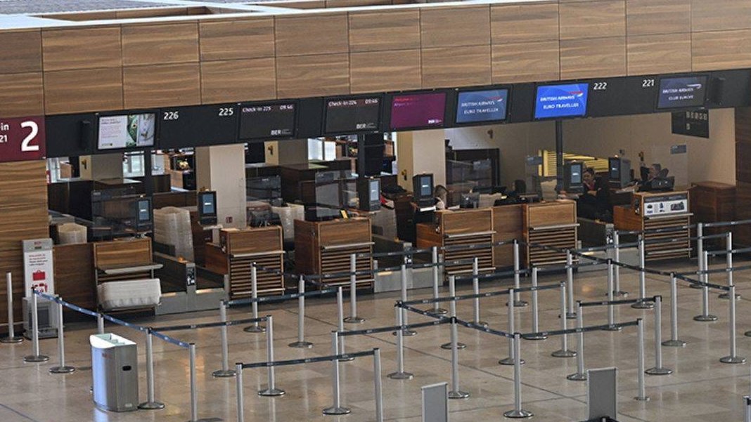 Almanya'da grev dalgası büyüyor... Hamburg Havalimanı'nda uçuşlar durdu