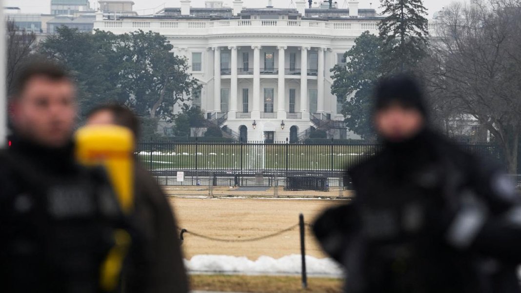Beyaz Saray yakınlarında silahlı bir kişi vuruldu