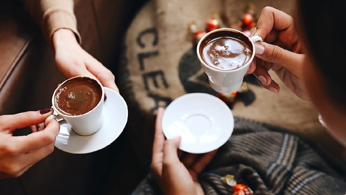 Koyu sohbetlerin eşlikçisi oluyor, yanına en çok bunlar yakışıyor! İkramlarda yanına ekleyin misafirleri büyüleyin