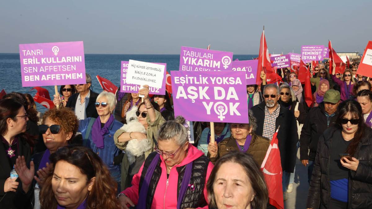 Türkiye’de ilk: Güzelbahçe’de 8 Mart’ta tersine yürüyüş düzenlendi