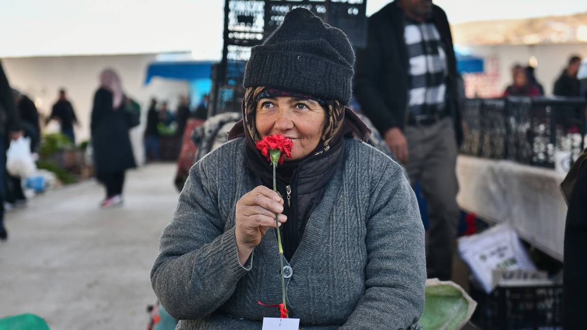 Kadınlara hijyen kiti ve karanfil hediye edildi