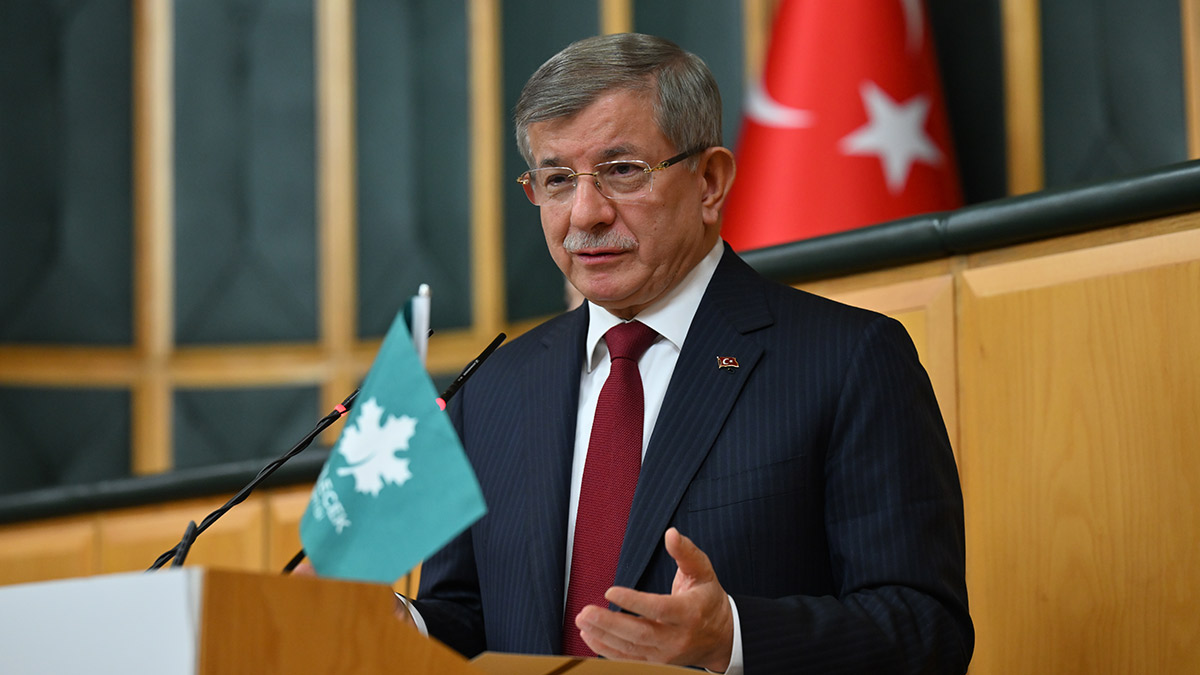 Davutoğlu: Lüks iftarlar bir ailenin aylık gıda masrafına denk