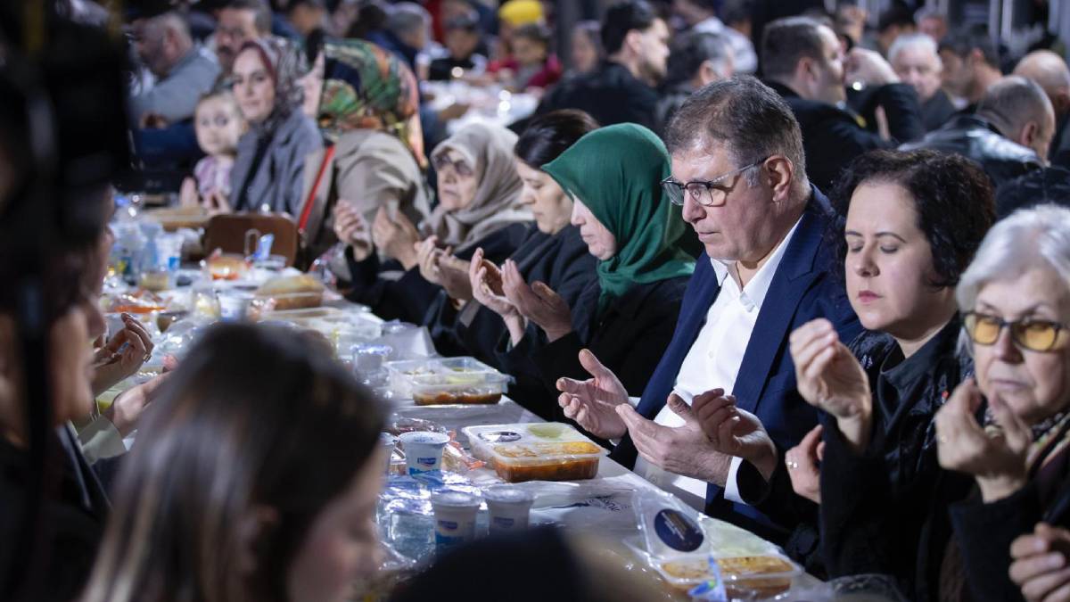 İzmir'in dayanışma ruhu iftar sofralarında büyüyor