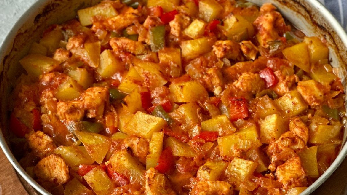 Kıyma sevmeyene en güzel tavuklu tarif! Yavaş yavaş pişiyor tüm lezzetler harmanlanıyor: Karşınızda tavuklu Arap tava