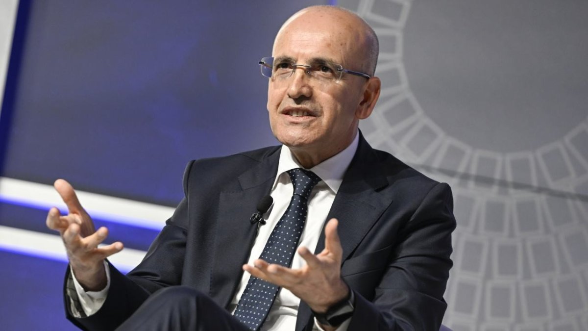 Şimşek: Enflasyon düşene kadar kur politikası değişmeyecek