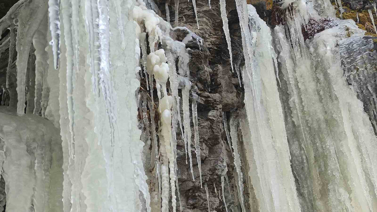 Ardahan’da buz sarkıtlarının görsel şöleni
