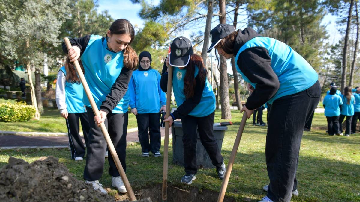 Esenyurtlu gençler onlarca ağacı toprakla buluşturdu...