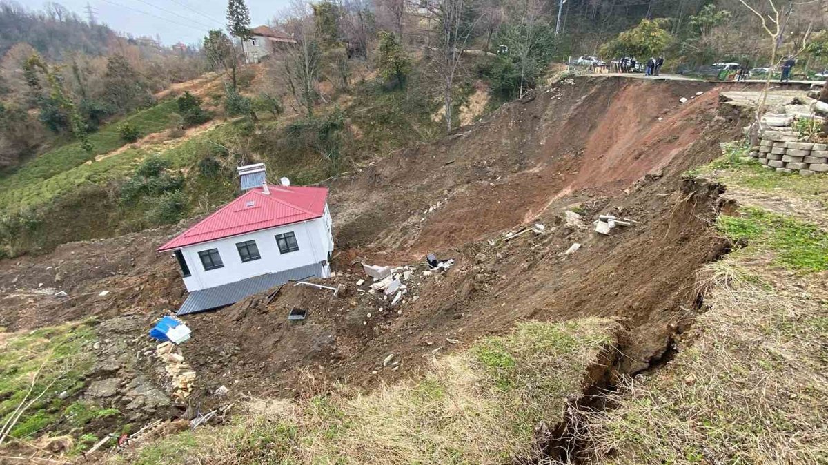 Artvin'de iki katlı ev heyelanda 50 metre kaydı