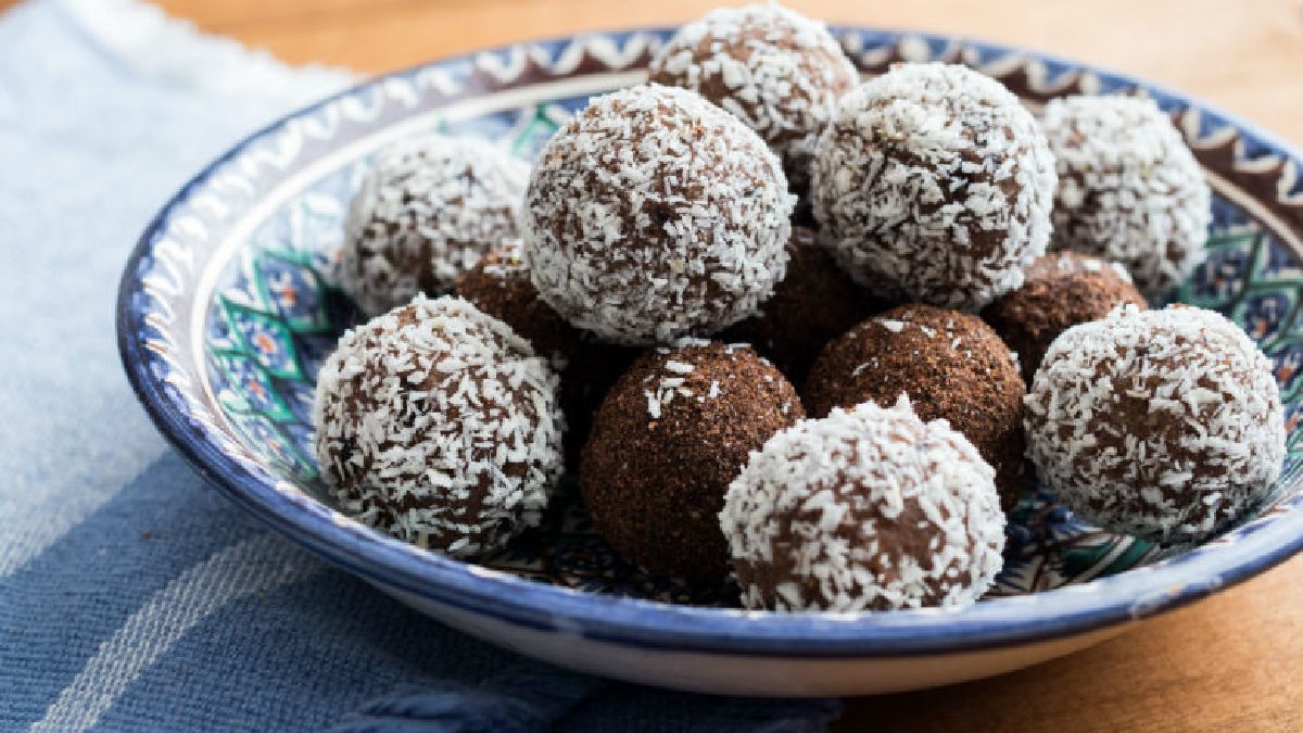 Hem enerji veriyor hem tatlıya doyuruyor! İsmi bile yetiyor: İşte hurmalı enerji topu tarifi