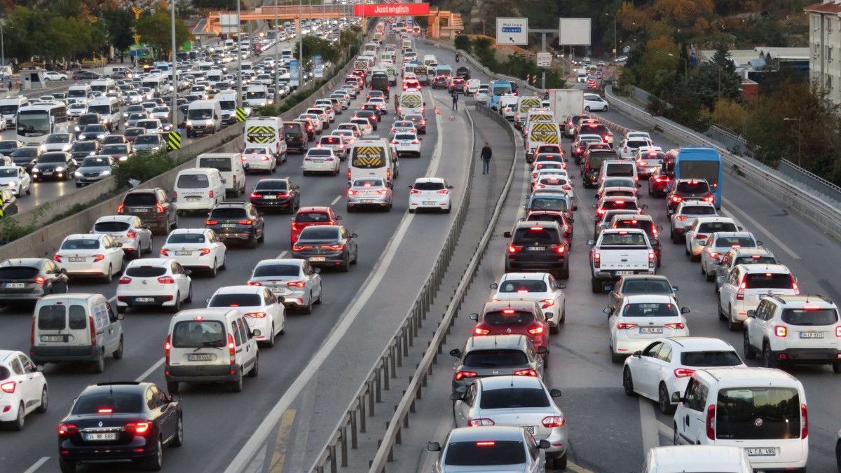 Trafikte en çok vakit kaybeden şehirler açıklandı: İstanbul 105 saatle zirvede, Ankara da listeye girdi