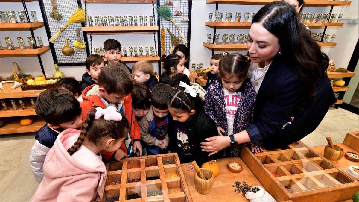 Bornova’da minik eller toprakla buluştu