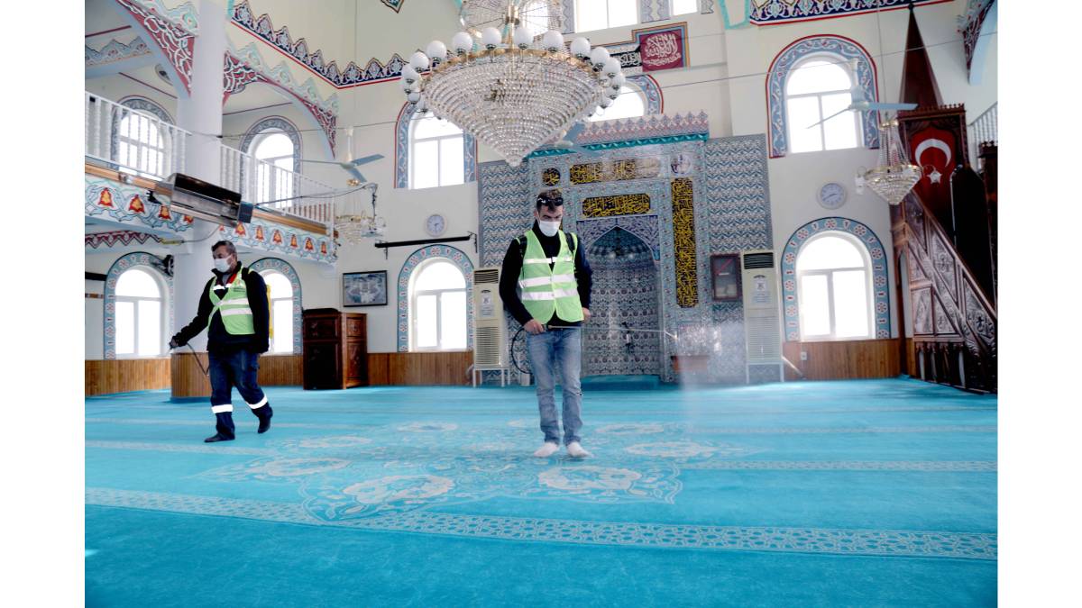Bayraklı'da Camiler dezenfekte ediliyor
