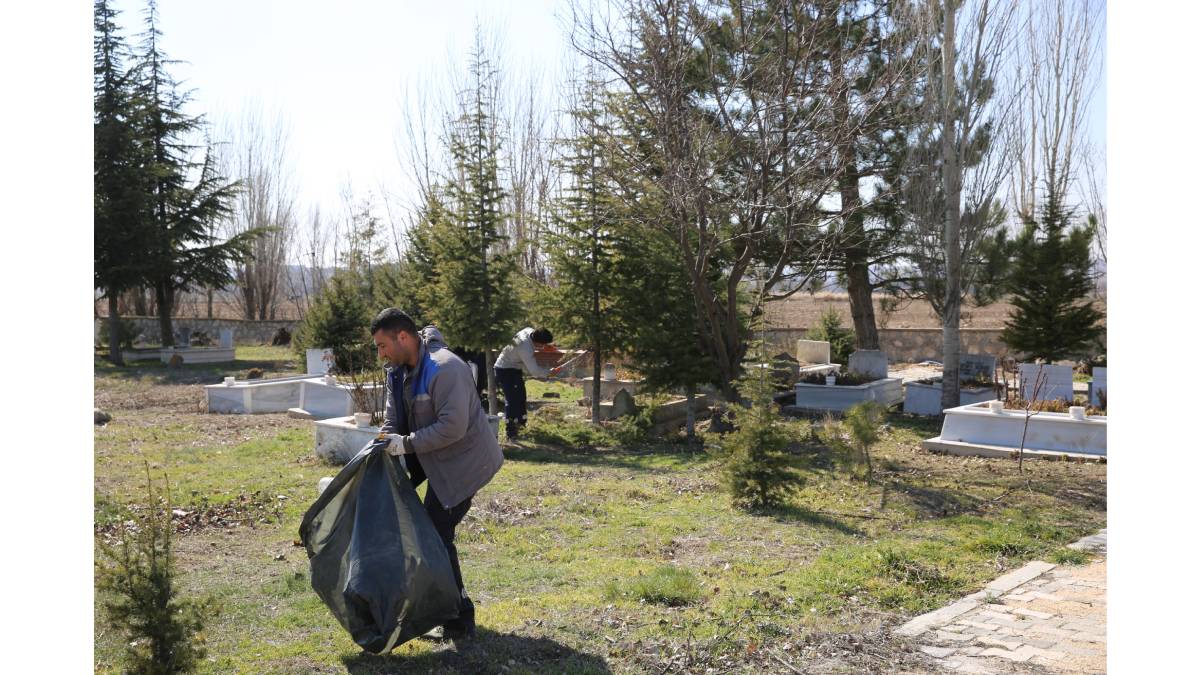 Mezarlıklarda bayram hazırlığı