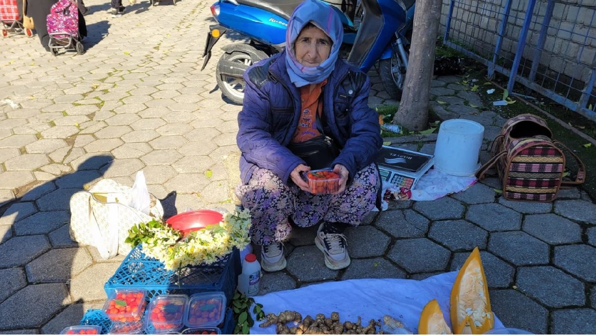 Yarım asrı deviren yaşına bakmıyor, harıl harıl çalışıyor! Ne bulduysa onu satıyor, gıybet yapmaya ‘Hayır’ diyor