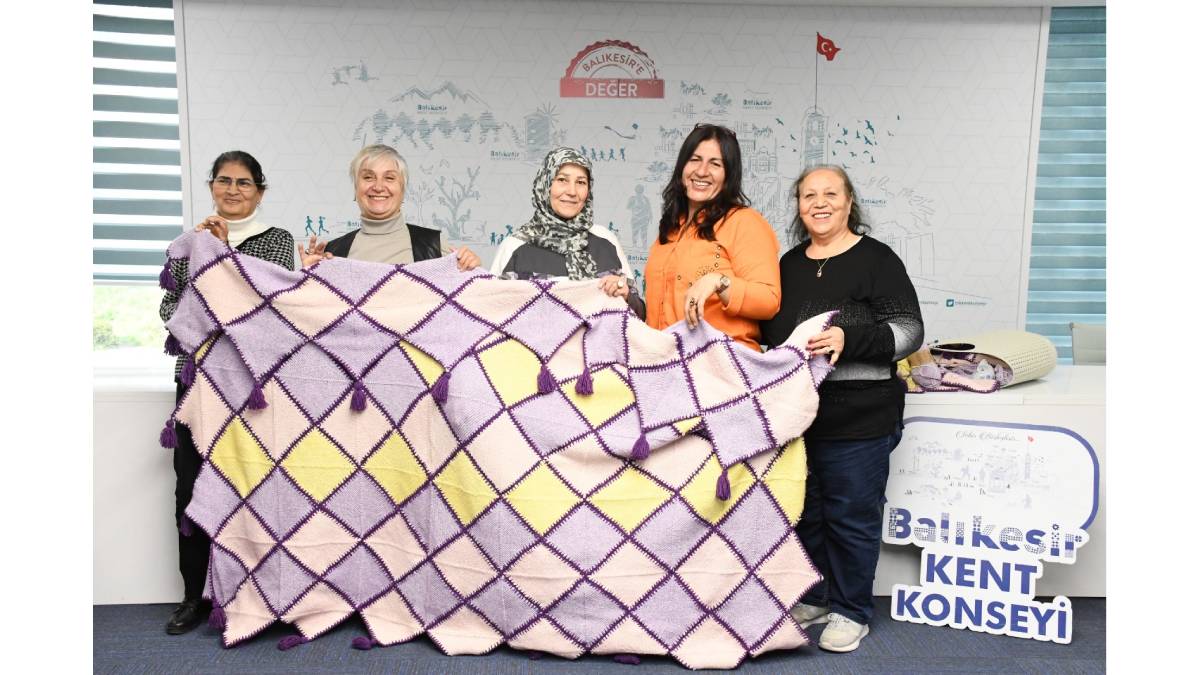 Kadınlar ilmek ilmek umudu işledi...13 kadından benzersiz dayanışma! Bakana da dokunana da 'umut' olsun!