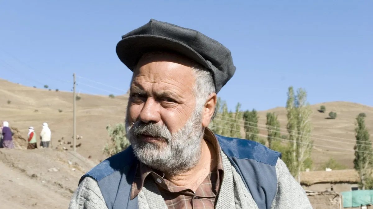 Usta oyuncudan korkutan haber! Apar topar hastaneye kaldırıldı