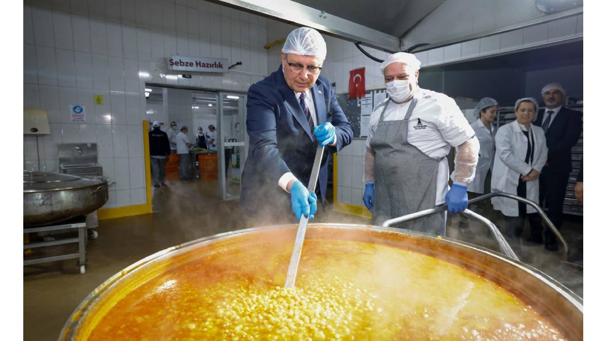 Başkan Tugay aşevinde yemek hazırlığına katıldı