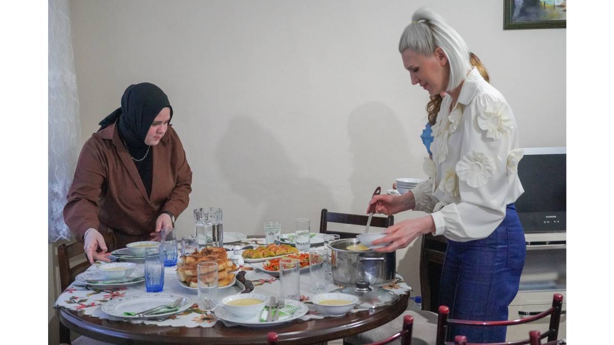 Başkan Subaşı, iftar için üniversiteli gençlerin evine konuk oldu