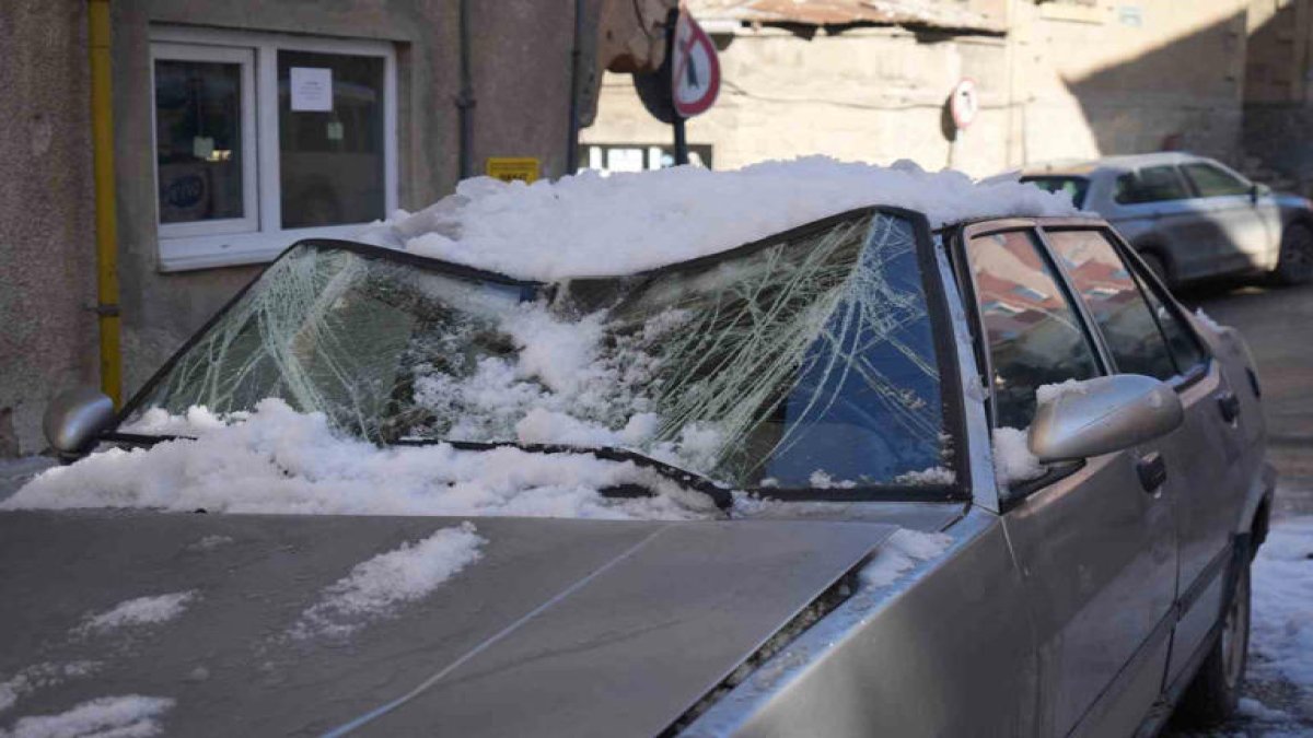 Aracını oraya park ettiğine pişman oldu! Kar kütlesi yüzünden araba perte çıktı